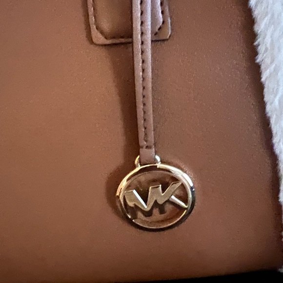 Michael Kors NWOT shoulder bag crossbody Satchal perfect for the winter - Picture 7 of 17